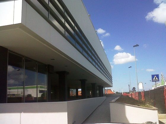 Facciata continua a montanti e traversi