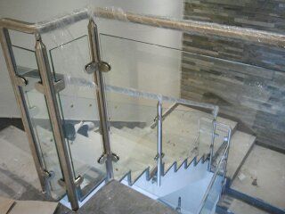 Balaustra in acciaio e vetri