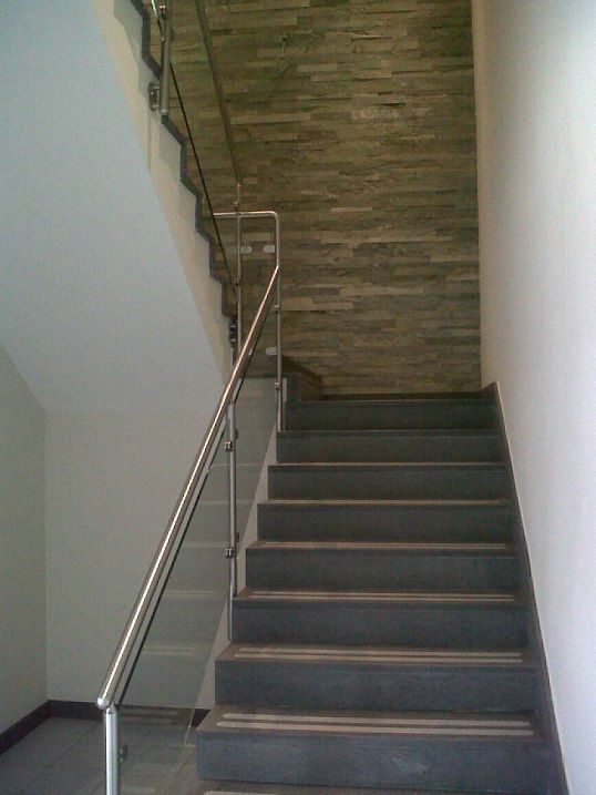 Balaustra in acciaio e vetri